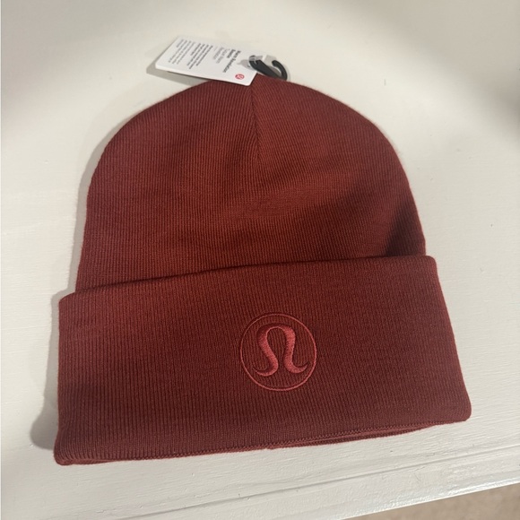 NWT lululemon athletica maroon beanie/hat - Picture 1 of 4